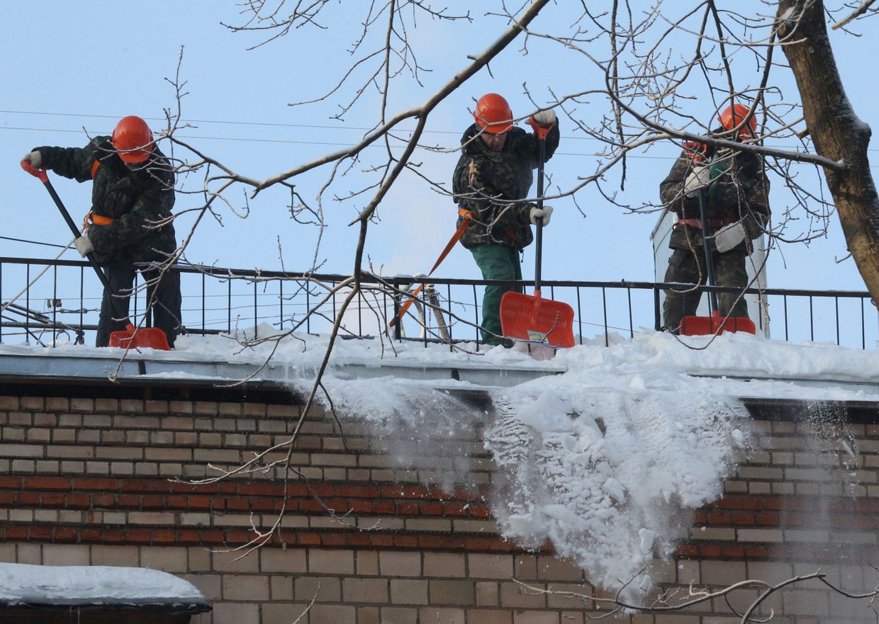 Очистка крыш от снега и льда в Москве