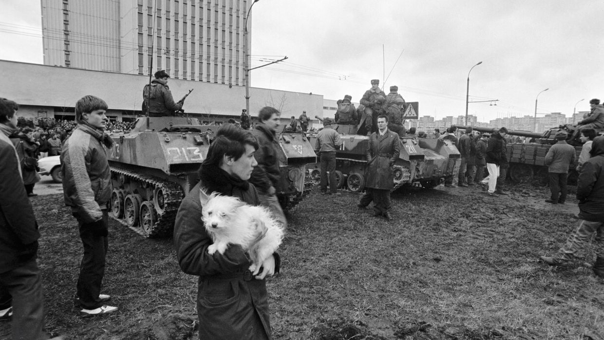 Десантники охраняют Дом печати в Вильнюсе