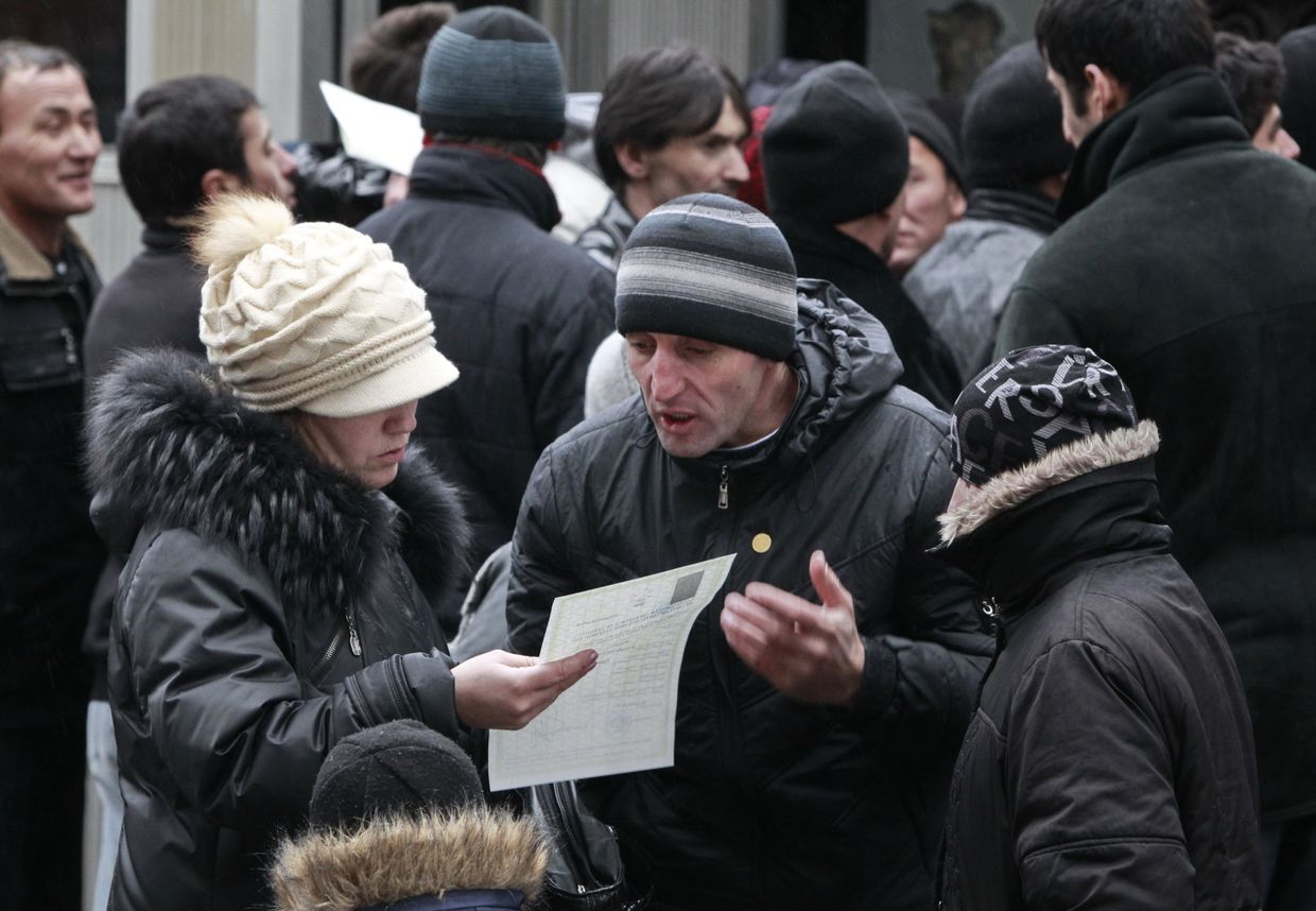 Гастарбайтеры выстроились в очередь у консульского отдела посольства Таджикистана