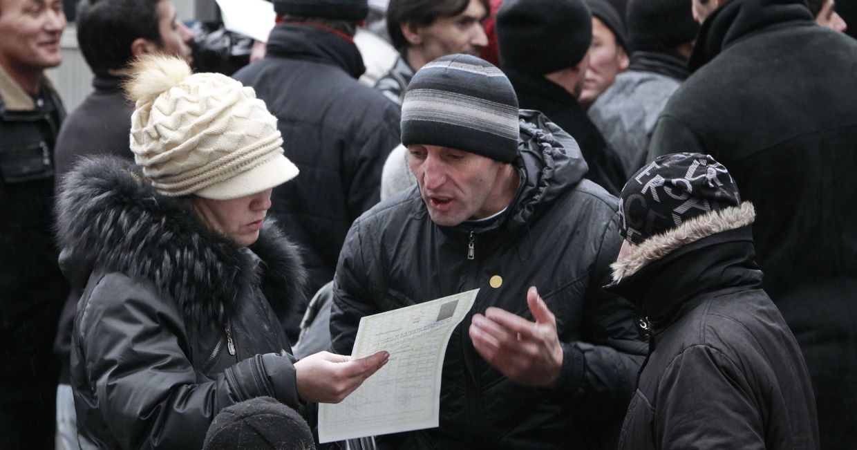 Гастарбайтеры выстроились в очередь у консульского отдела посольства Таджикистана