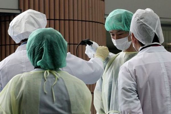 эвакуированные из аварийной зоны и жители близлежащих городов подвергаются проверке на уровень радиации