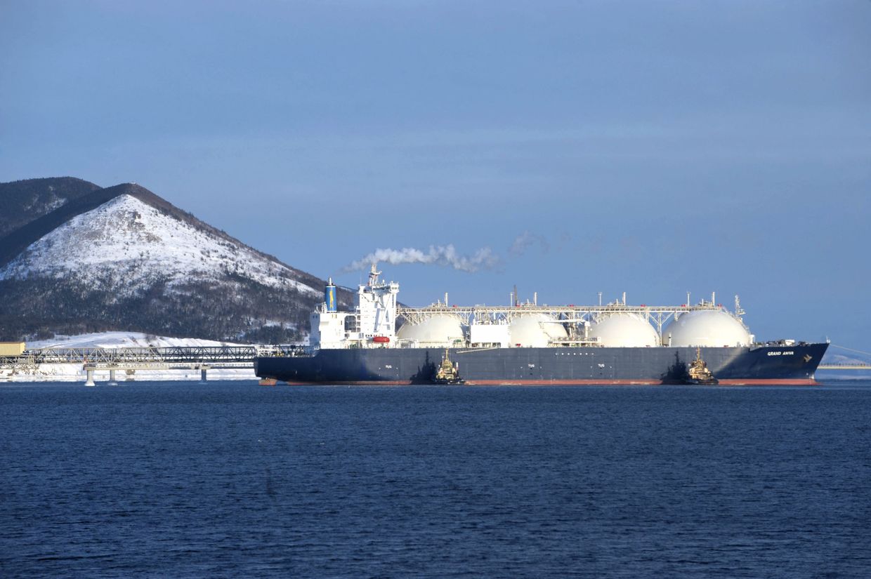 Танкер-газовоз Гранд Анива на территории первого в России завода по производству сжиженного газа (СПГ)