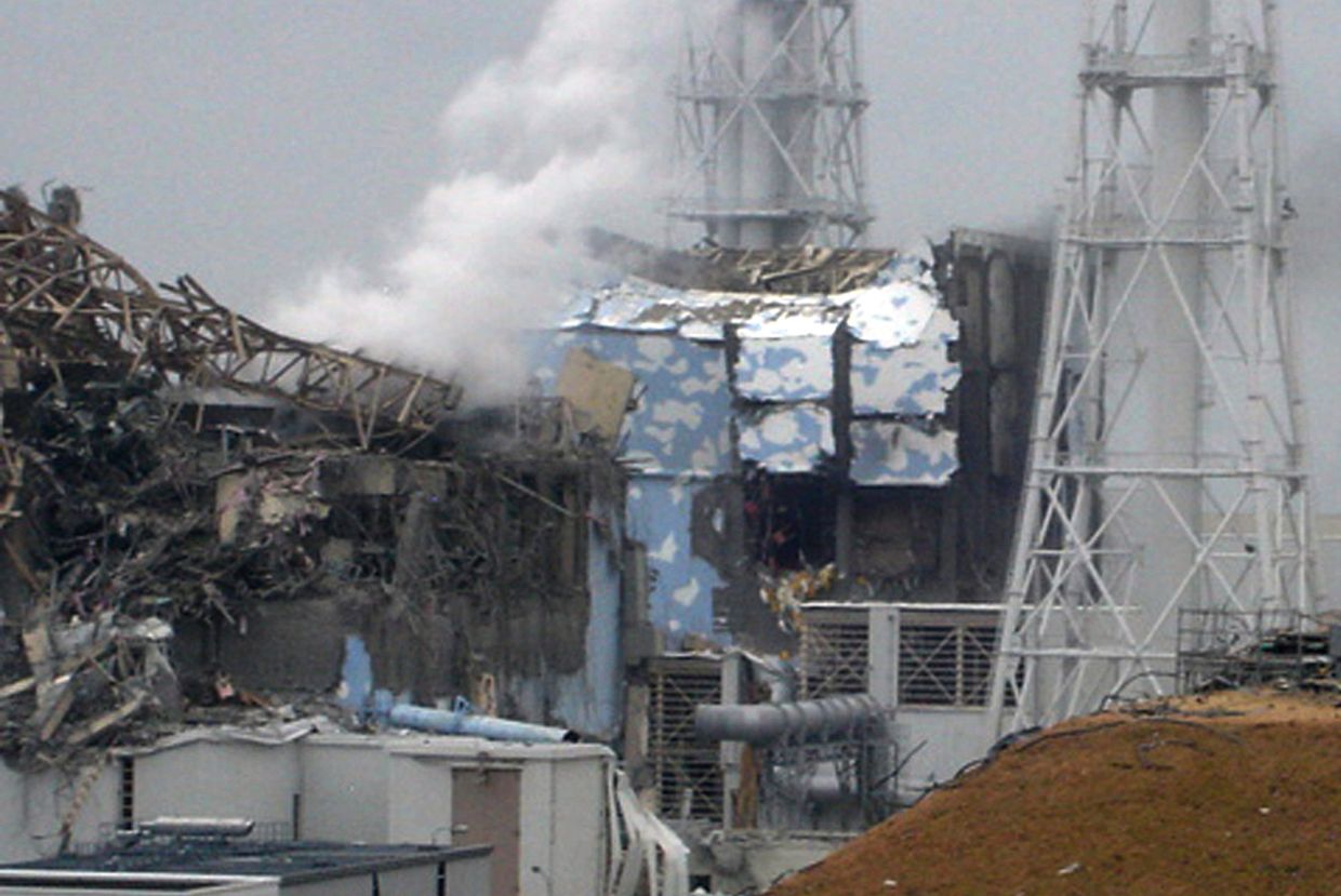 Поврежденные реакторы (3, 4) АЭС Фукусима-1 в Японии, 16 марта 2011 г.