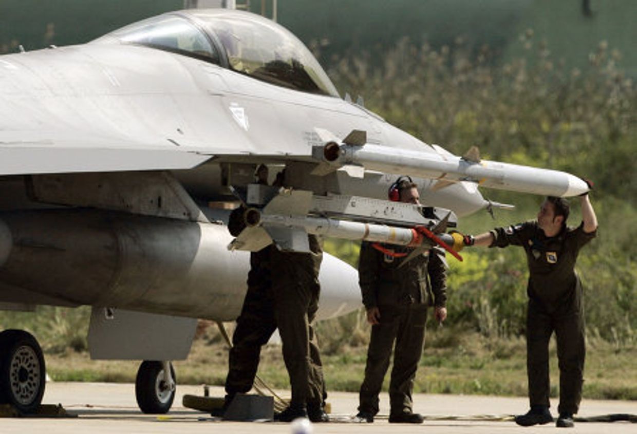 Подготовка итальянского истребителя Eurofighter 200 Тайфун на авиабазе Трапани, Сицилия