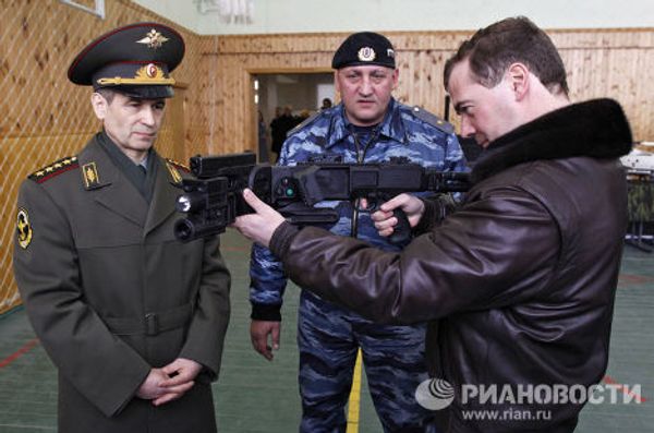 Президент РФ Д.Медведев посетил базу отряда ОМОН Зубр в Щелково