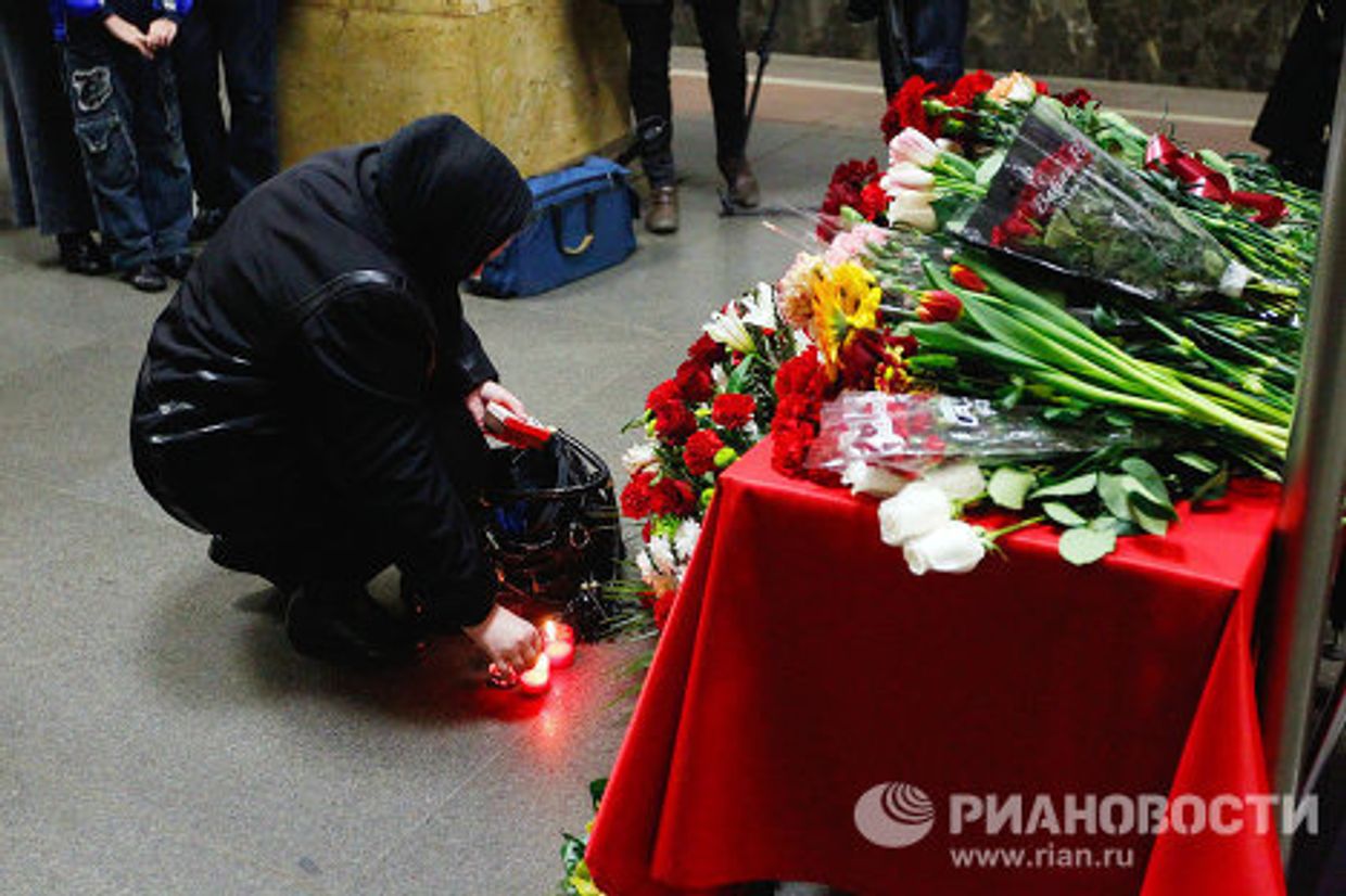 Цветы в память погибших год назад в московском метро