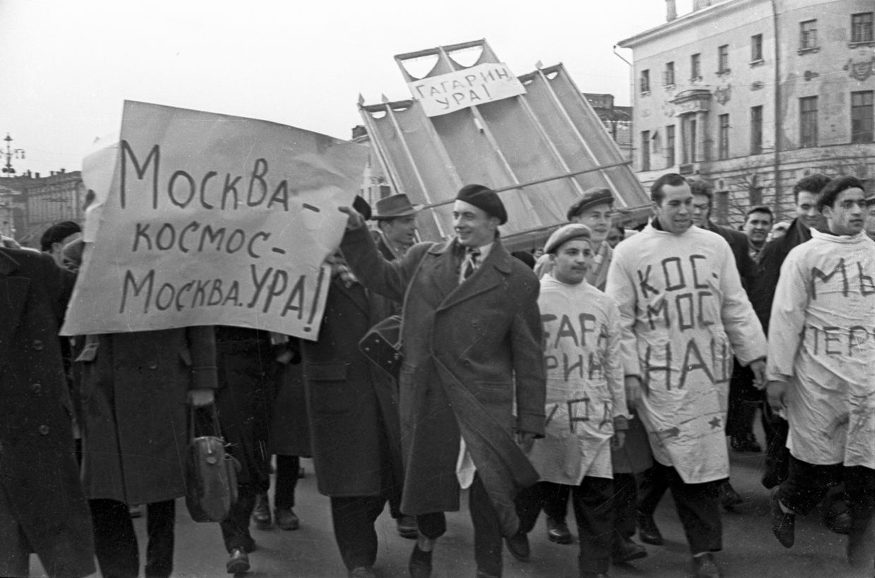 Студенты приветствуют полет Гагарина