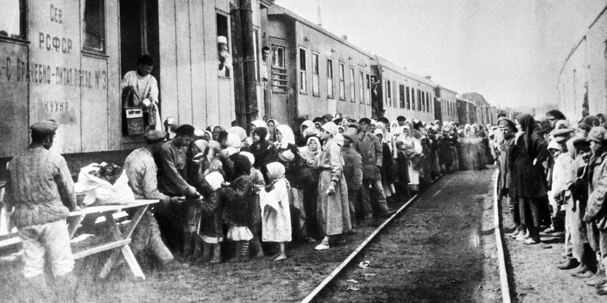 Очередь за обедом во время голода в Поволжье