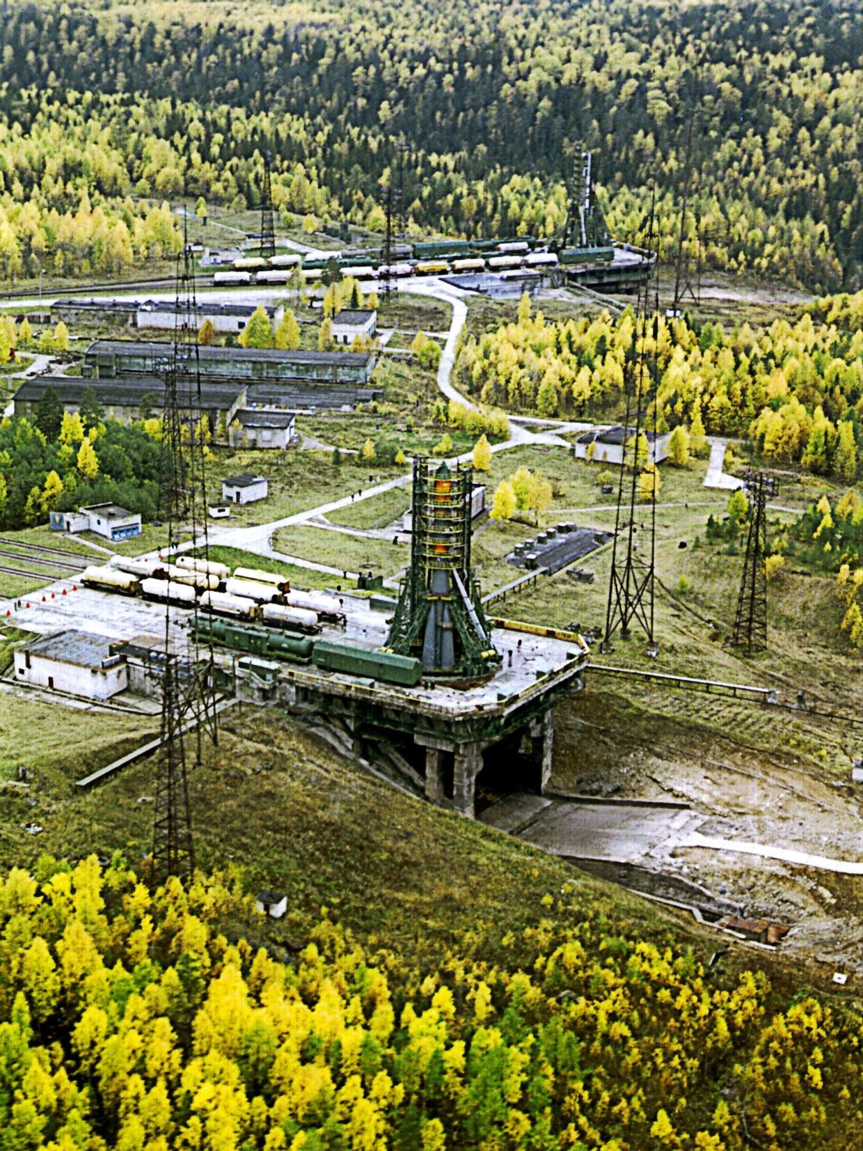 Установка ракеты-носителя «Союз на стартовой площадке космодрома Плесецк