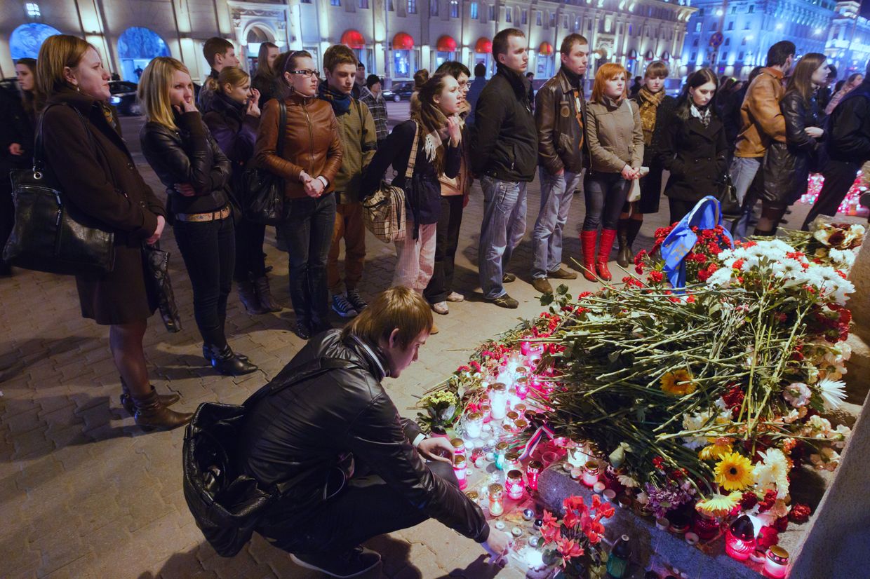 Возложение цветов в память о погибших при взрыве в Минске