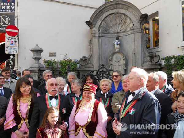 Писающий мальчик в Брюсселе оделся в космический скафандр