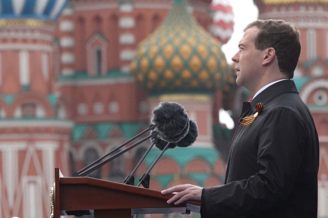 Дмитрий Медведев и Владимир Путин на параде Победы на Красной площади Дмитрий Медведев и Владимир Путин на параде Победы на Красной площади