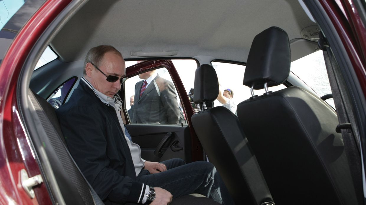 Осмотр премьер-министром РФ В.Путиным автомобиля Лада-Гранта на заводе в Тольятти