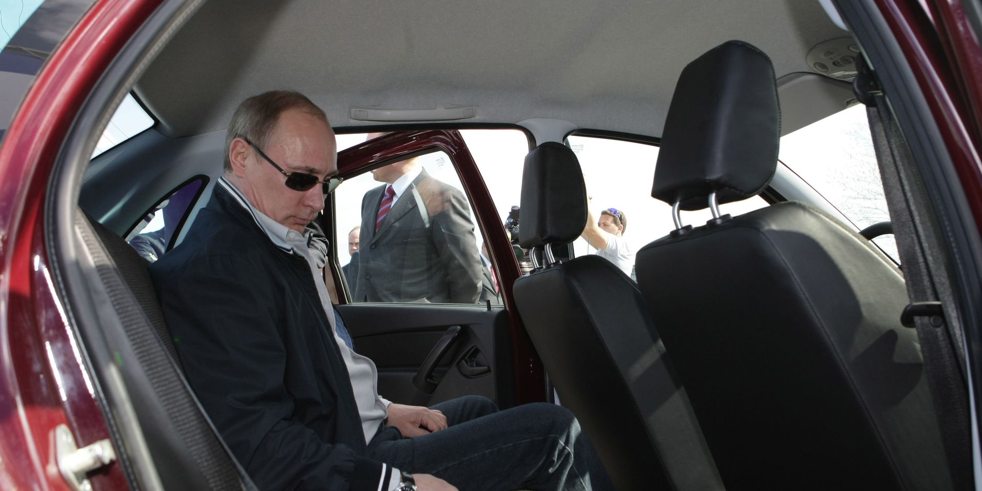Осмотр премьер-министром РФ В.Путиным автомобиля Лада-Гранта на заводе в Тольятти - ИноСМИ, 1920, 09.06.2023