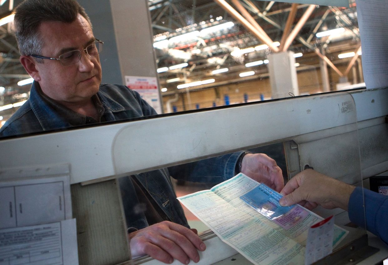Работа пункта государственного технического осмотра автомобилей в Москве