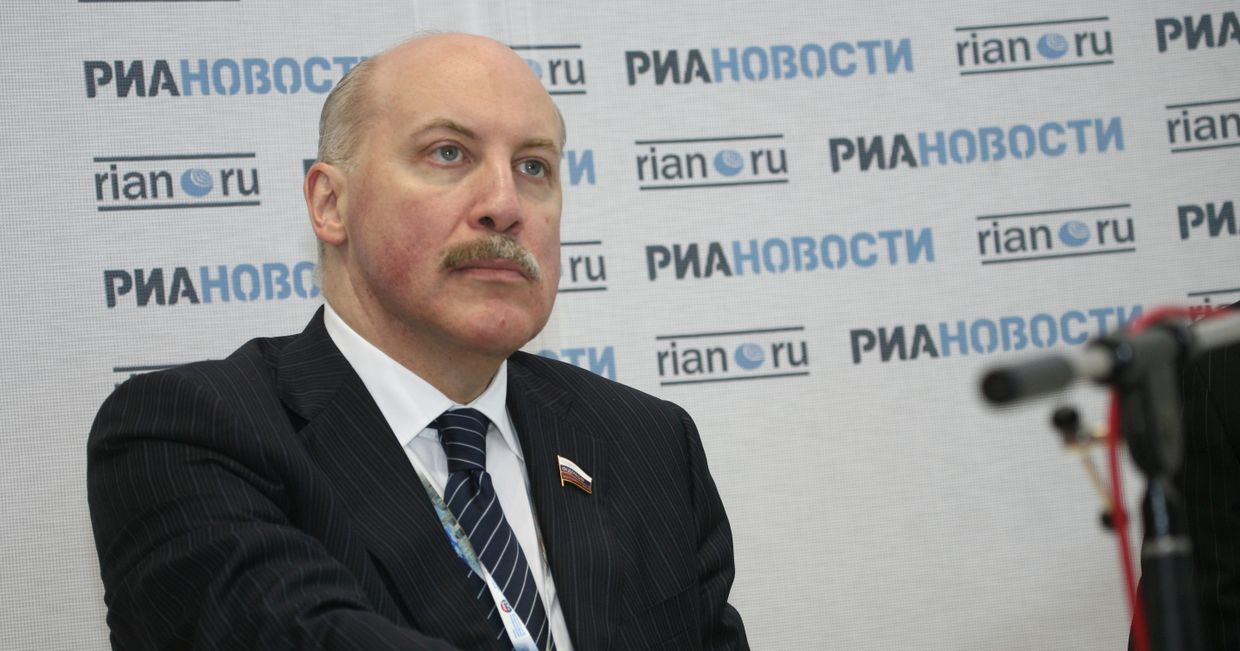 Дмитрий Мезенцев. Брифинг у стенда РИА Новости. ПМЭФ Дмитрий Мезенцев. Брифинг у стенда РИА Новости. ПМЭФ