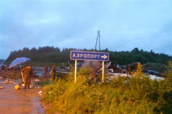 В районе карельского поселка Бесовец, на автомобильную трассу, упал пассажирский самолет ТУ-134