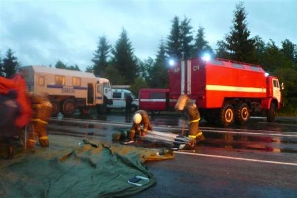 В районе карельского поселка Бесовец, на автомобильную трассу, упал пассажирский самолет ТУ-134