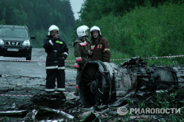 В районе карельского поселка Бесовец, на автомобильную трассу, упал пассажирский самолет ТУ-134