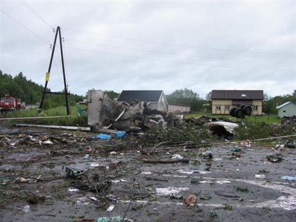 В районе карельского поселка Бесовец, на автомобильную трассу, упал пассажирский самолет ТУ-134