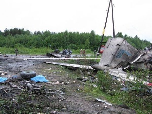 В районе карельского поселка Бесовец, на автомобильную трассу, упал пассажирский самолет ТУ-134