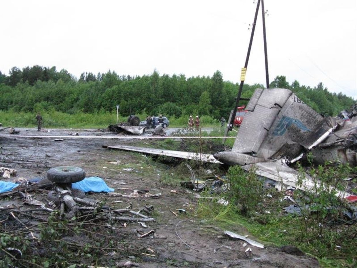 В районе карельского поселка Бесовец, на автомобильную трассу, упал пассажирский самолет ТУ-134