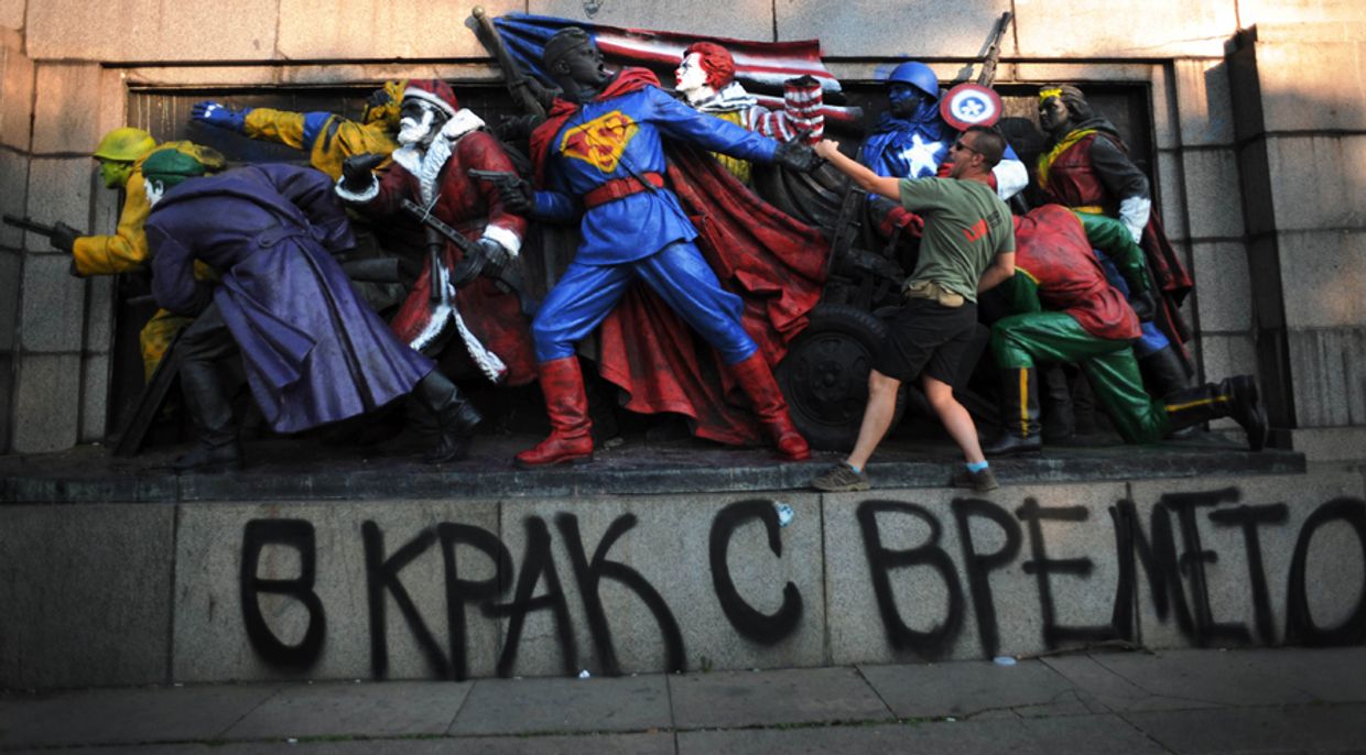 Супермен на памятнике Красной Армии в Софии
