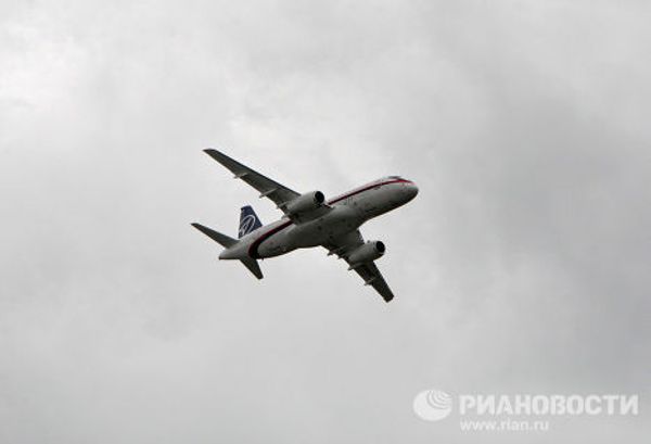 В.Путин на авиасалоне наблюдал за полетами российских самолетов Бе-200 и Сухой Суперджет