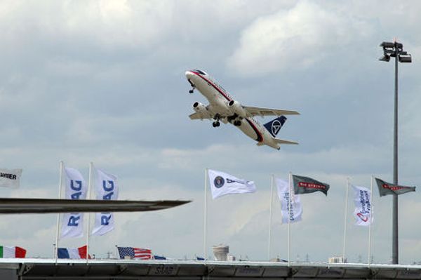 Полет российского самолета Сухой Суперджет 100 на парижском авиасалон Ле Бурже