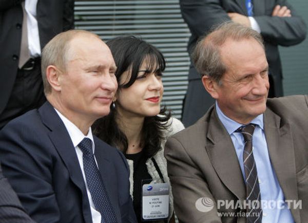 В.Путин на авиасалоне наблюдал за полетами российских самолетов Бе-200 и Сухой Суперджет