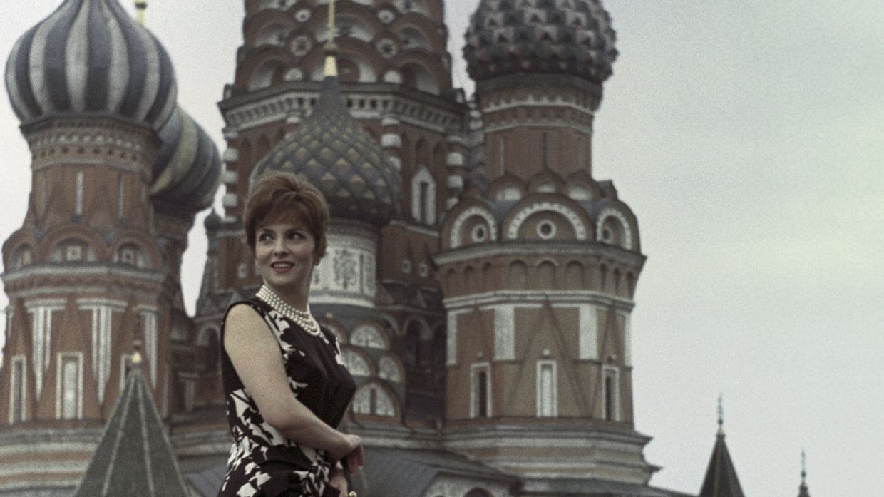 Итальянская киноактриса Д.Лоллобриджида перед собором Василия Блаженного
