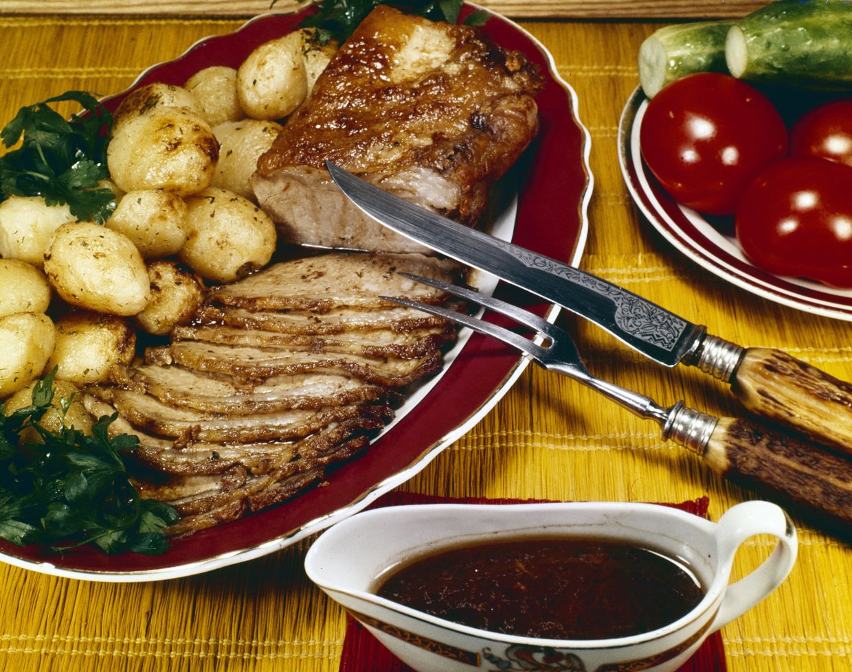 Мясо, запеченное с томатным соусом и гарниром