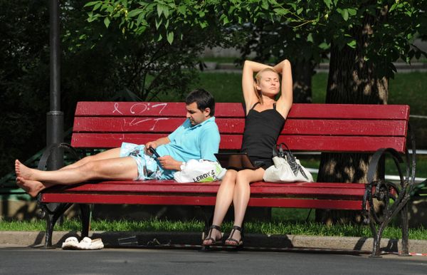 Отдых горожан на Манежной площади в Москве