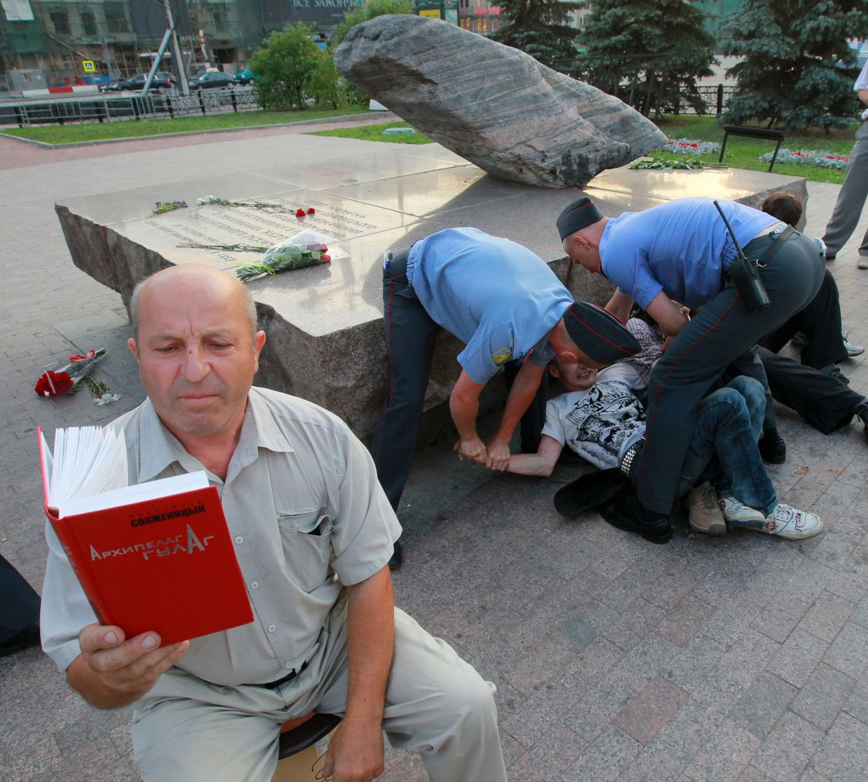 Задержание активистов оппозиционных движений на Лубянской площади в Москве