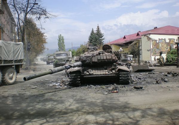 Боевая техника в городе Цхинвали, 2008 год