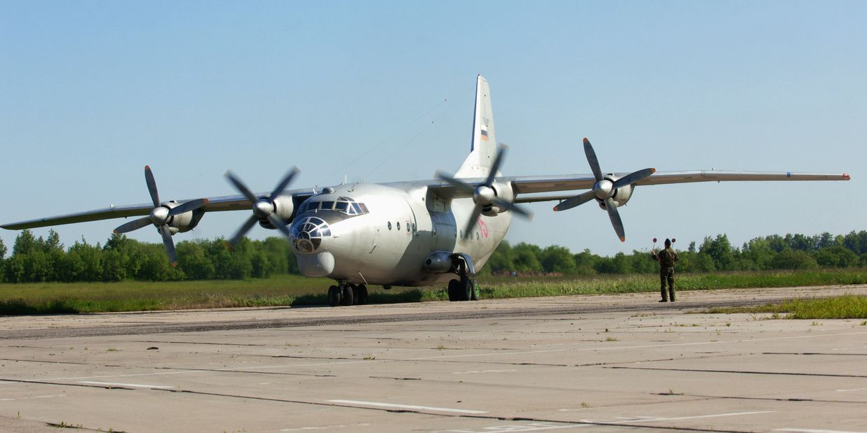 Военно-транспортный самолет Ан-12