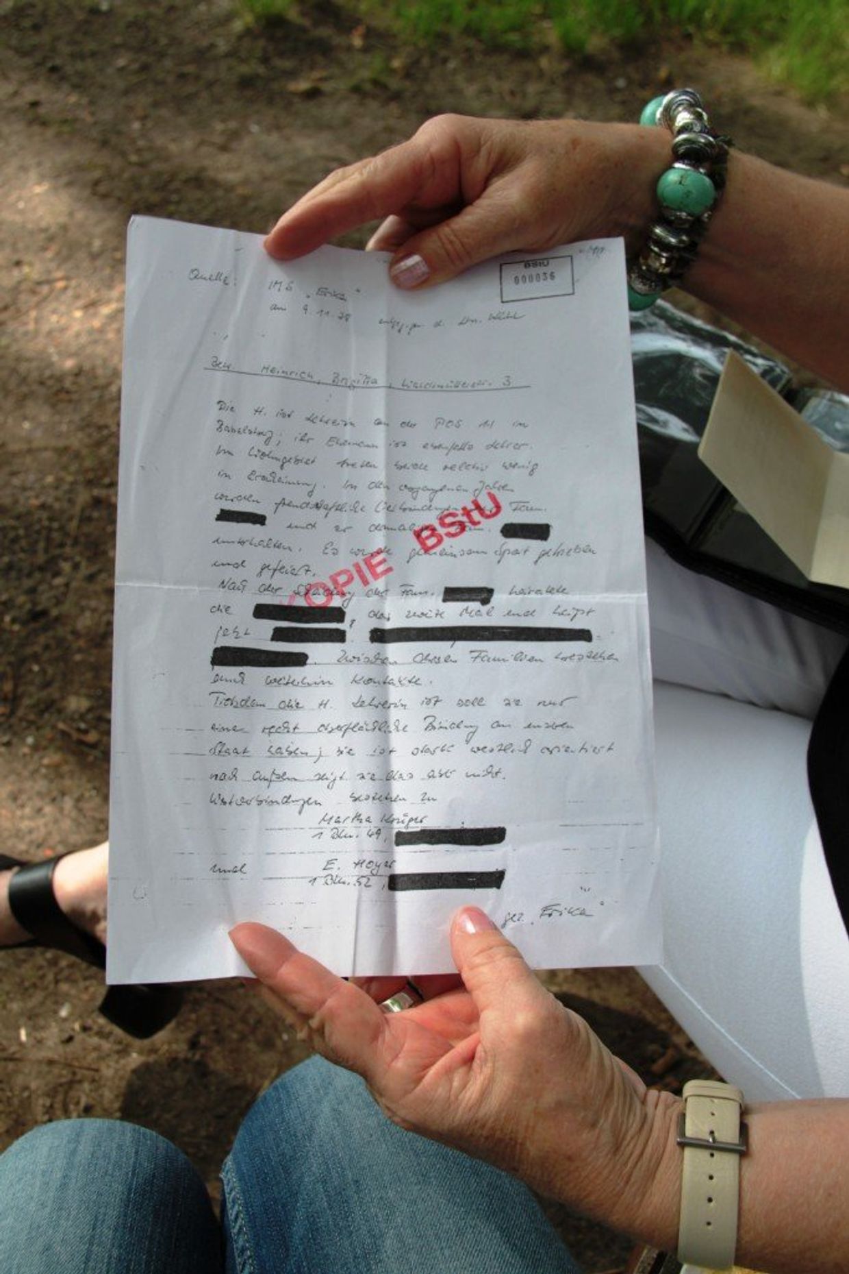 Бригитта Хайнрих показывает копию доноса, написанного на нее в Штази Бригитта Хайнрих показывает копию доноса, написанного на нее в Штази