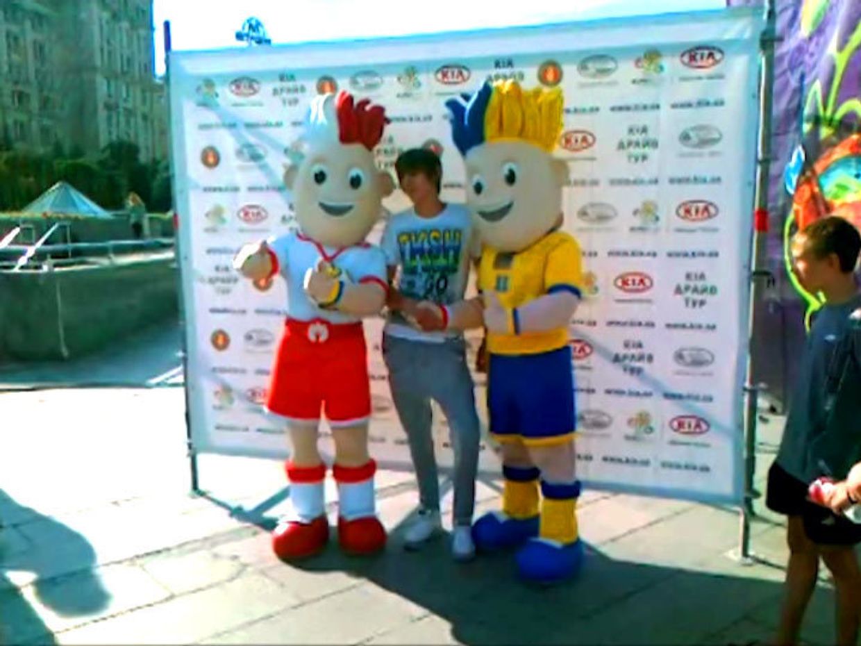 Талисманы Чемпионата Европы по футболу 2012 появились в центре Киева