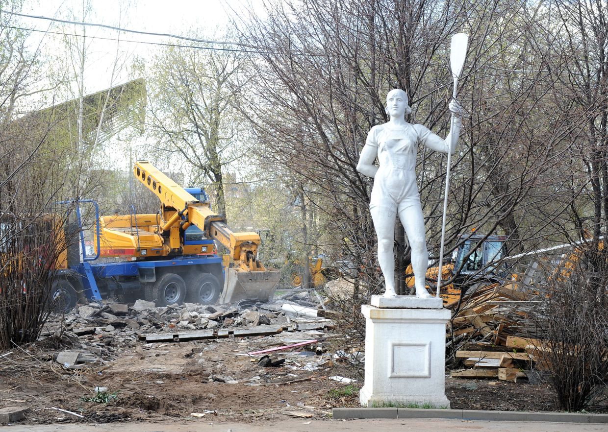 Девушка с веслом в купальнике в Парке Горького 