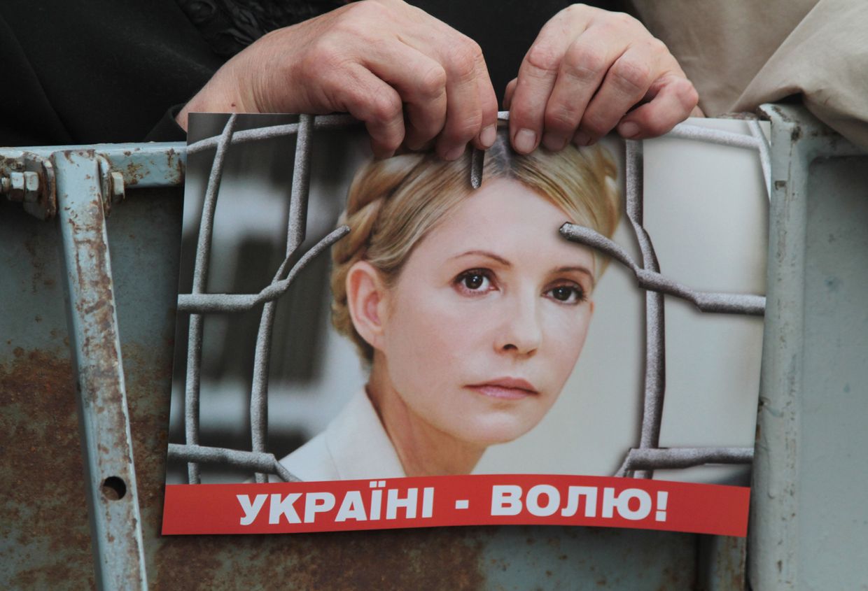 Сторонники Юлии Тимошенко у здания Печерского суда в Киеве