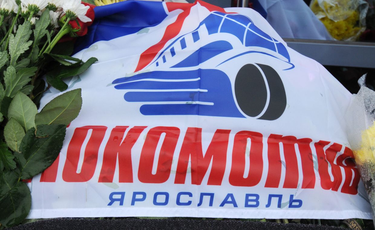 Цветы и свечи в память о погибших хоккеистах ярославского Локомотива у стадиона Арена-2000