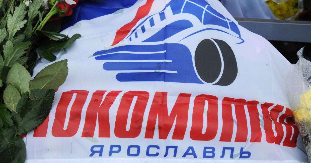 Цветы и свечи в память о погибших хоккеистах ярославского Локомотива. Архив