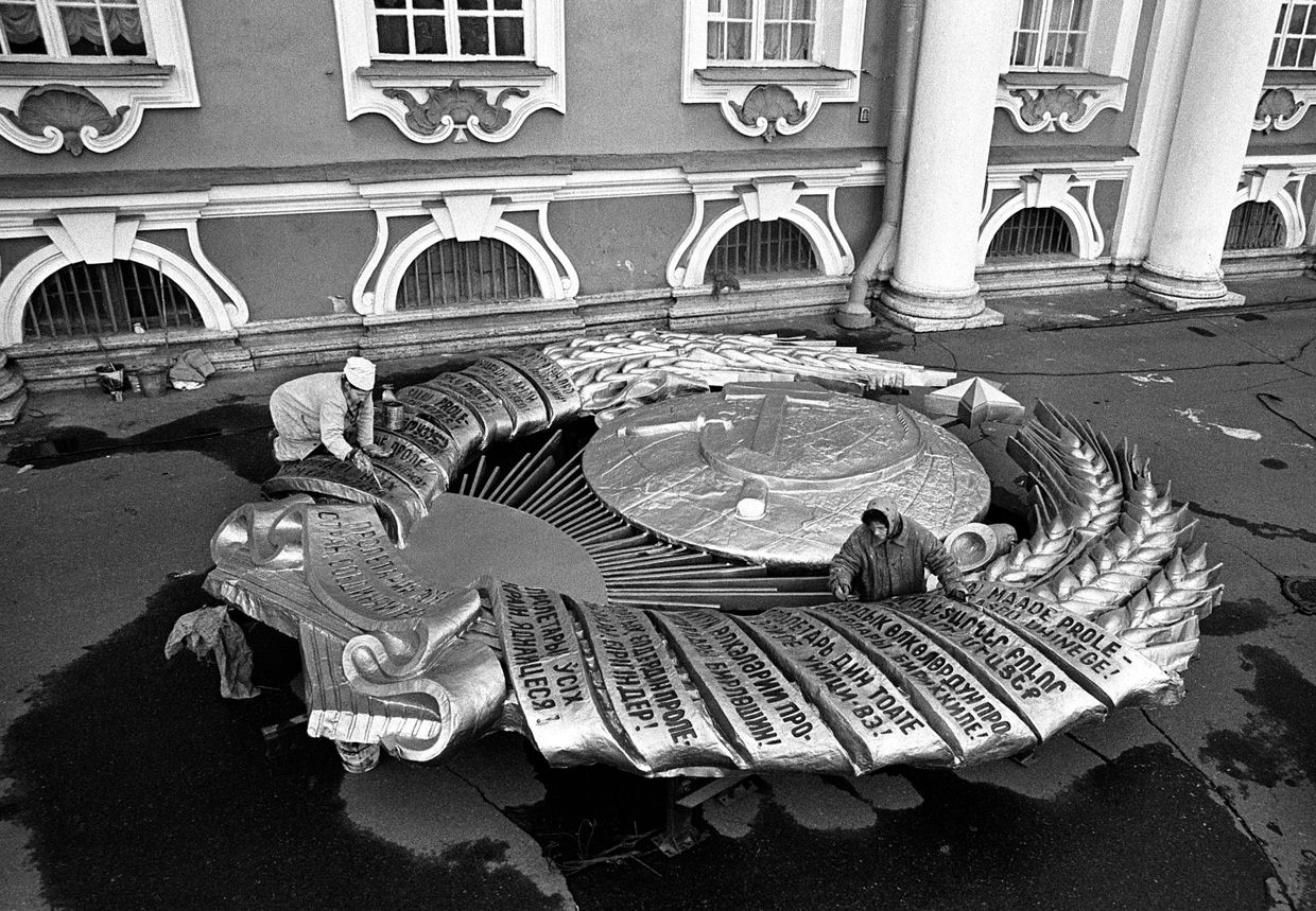 «Низвержение» Герба СССР