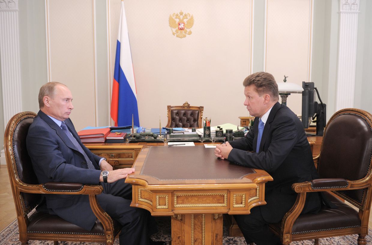 Председатель правительства России Владимир Путин и глава Газпрома Алексей Миллер (слева направо) во время встречи в резиденции Ново-Огарево Председатель правительства России Владимир Путин и глава Газпрома Алексей Миллер (слева направо) во время встречи в резиденции Ново-Огарево