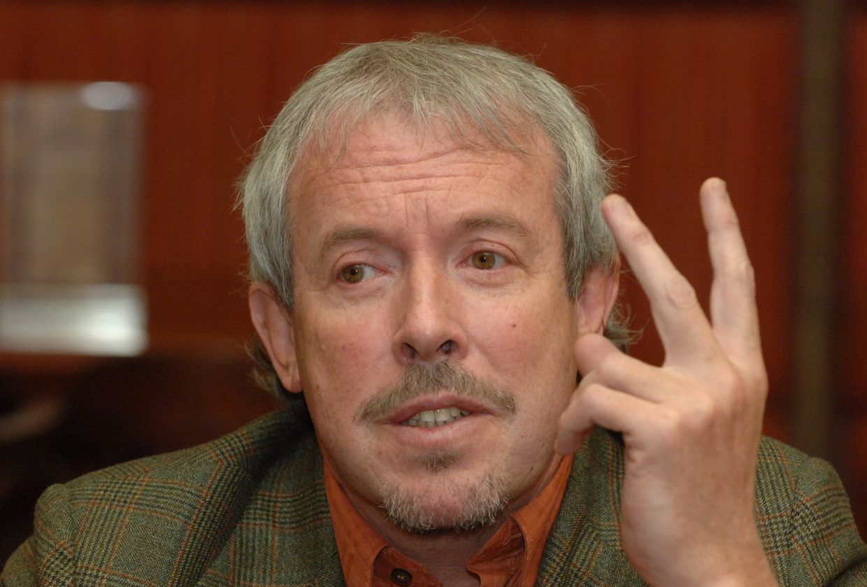 Музыкант Андрей Макаревич во время автограф-сессии