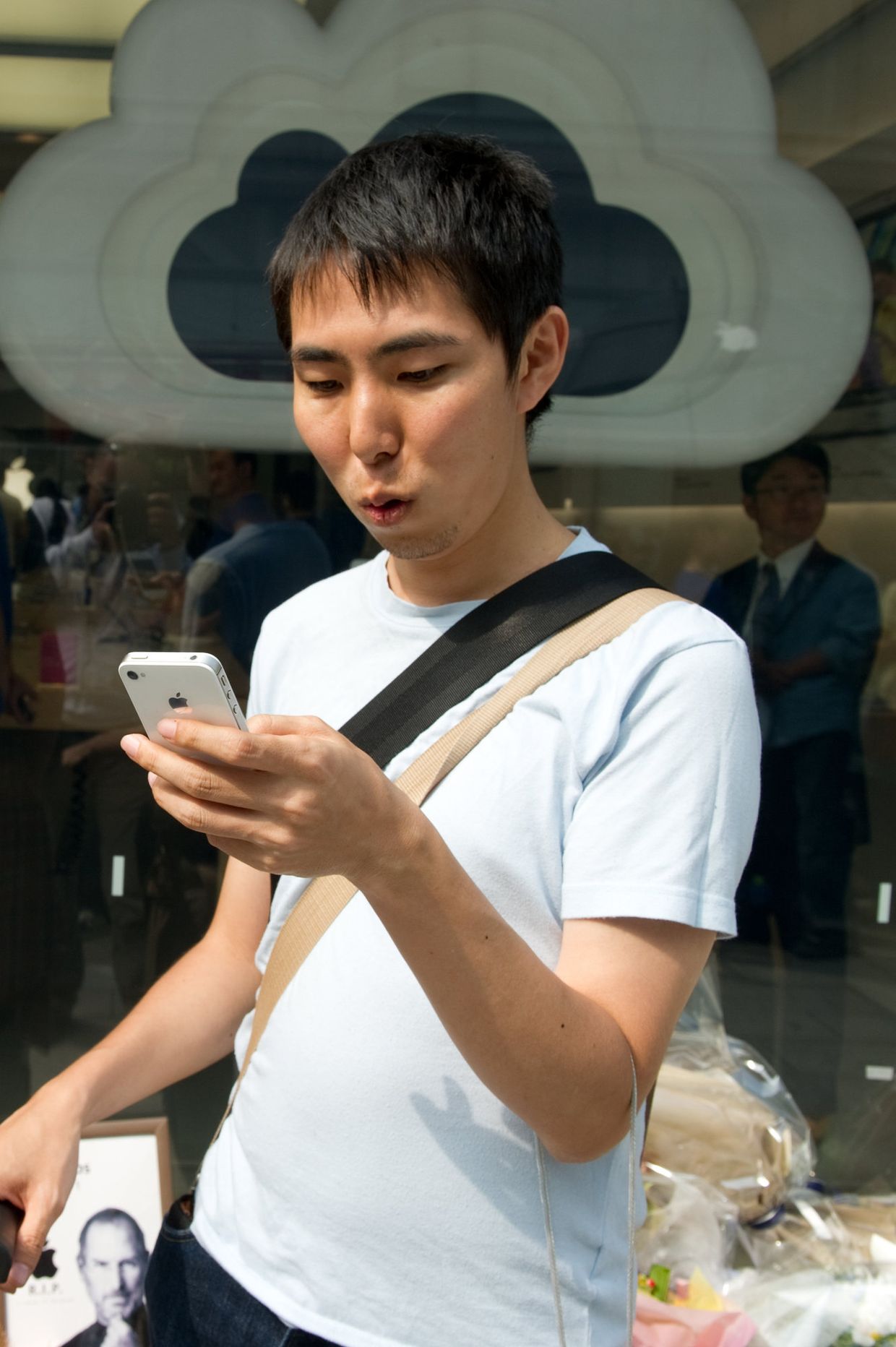 Начались продажи нового iPhone 4S