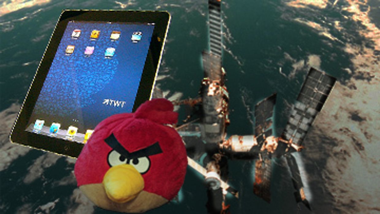 IPad и Angry Bird в открытом космосе