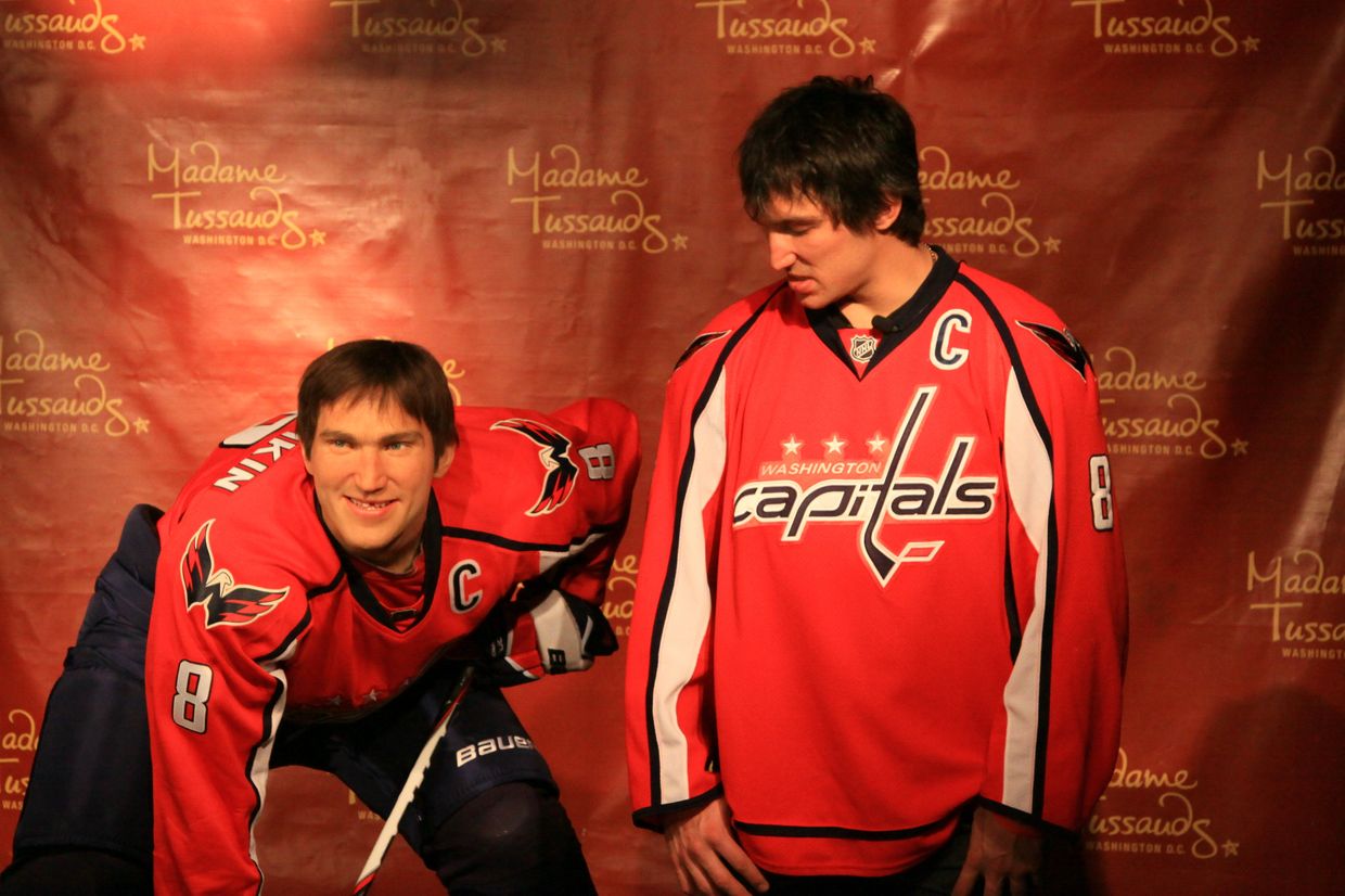Хоккеист Washington Capitals Александр Овечкин на церемонии открытия восковой фигуры в музее Мадам Тюссо в Вашингтоне. 24 октября 2011 года.