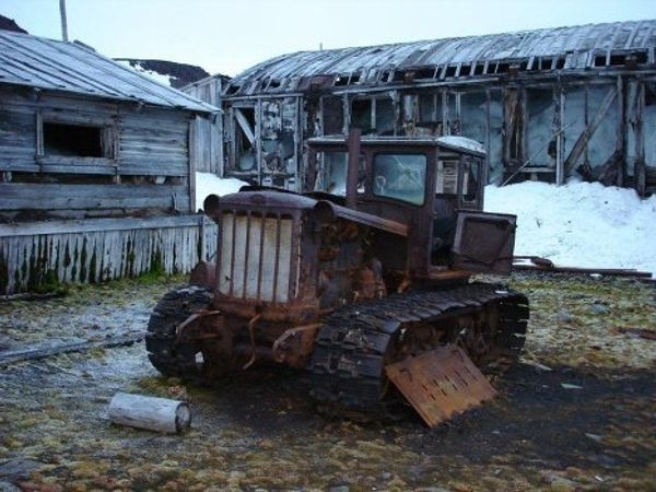 Раритетный трактор на заброшенной полярной станции