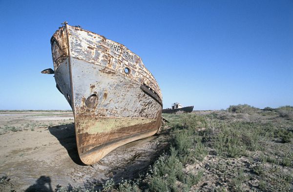 Остатки корабля на месте высохшего Аральского моря